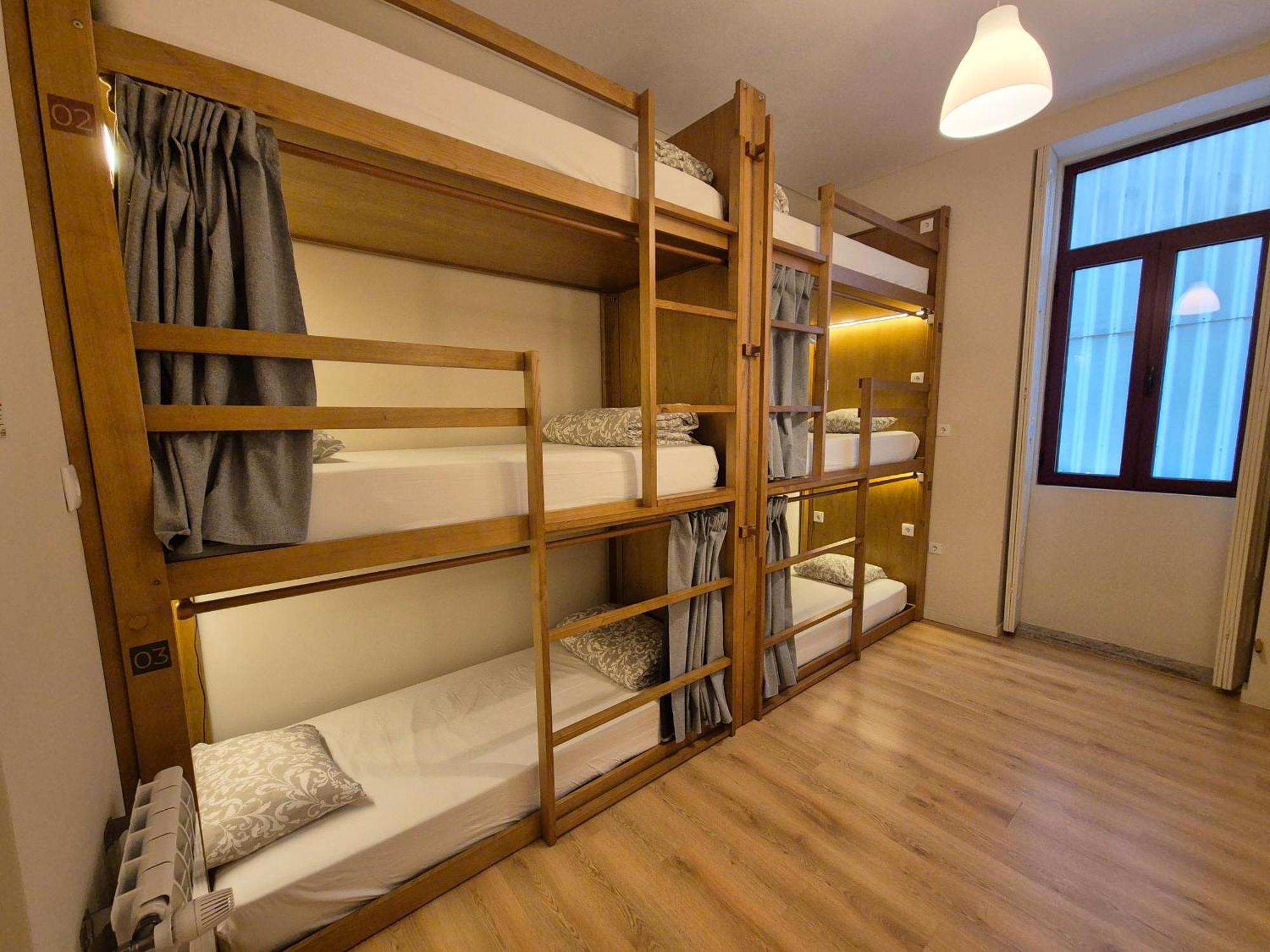 Single Bed 6-Bed Dormitory Room,1671921823:JPEG